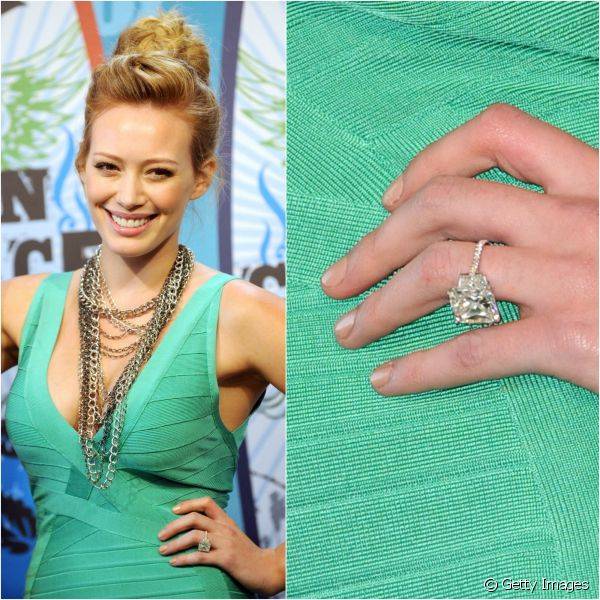 Hilary investiu em um esmalte dourado metálico bem discreto para o Teen Choice Awards de 2010
